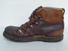 Fototapet Anciennes chaussures et bâtons de ski - PIXERS.NO