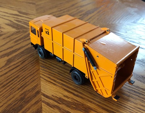 Conrad (German) 1/50th Scale MAN Haller X2 Refuse (Garbage/Waste/Trash) Truck - Picture 4 of 5