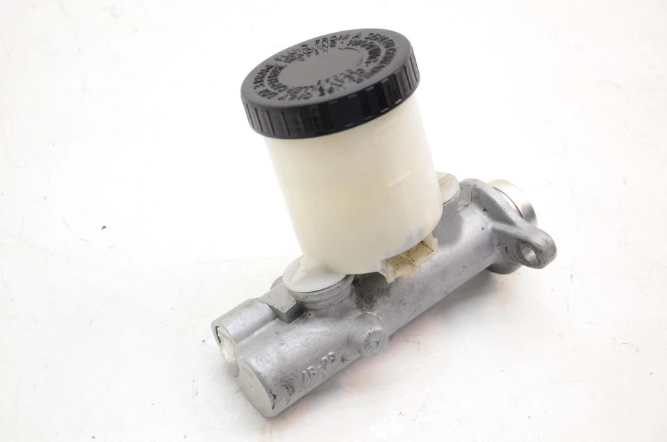 Nissan 300ZX Z31 1984-1985 2+0 cilindro maestro de freno  Foto 4 de 4