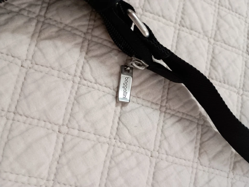 bolsa de viagem baggallini ombro/transversal preta estampa de zebra náilon média - Imagem 4 de 4