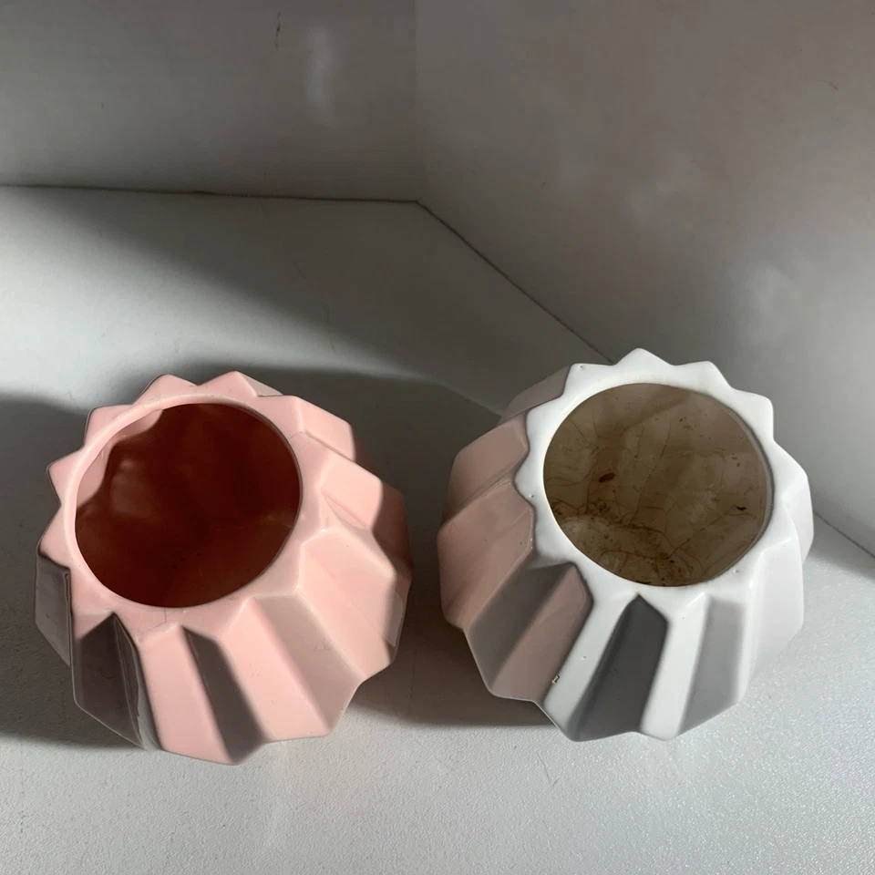 Par de jarrones geométricos de cerámica estilo moderno de mediados de siglo jardineras blanco rosa Foto 4 de 4