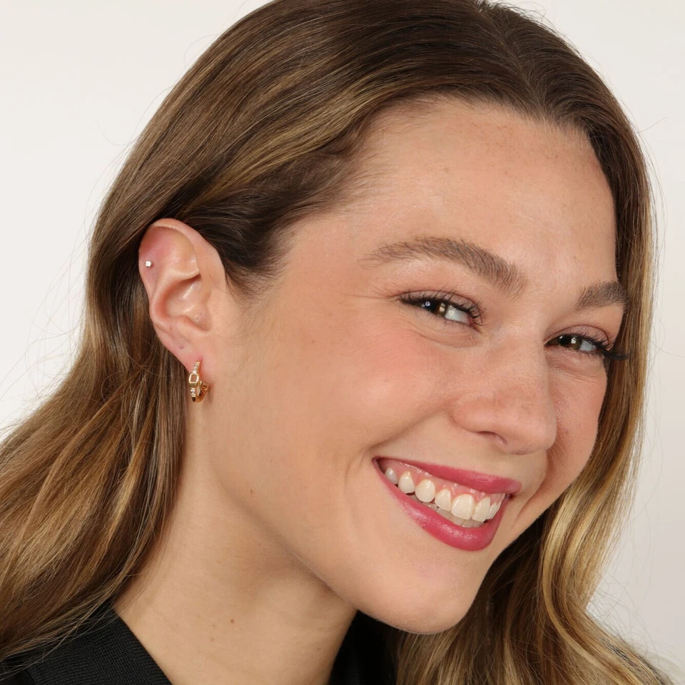 Pendientes de cadena de plata de ley 925 enchapados en oro amarillo de 18 quilates con diamante de 0,09 quilates Foto 2 de 4