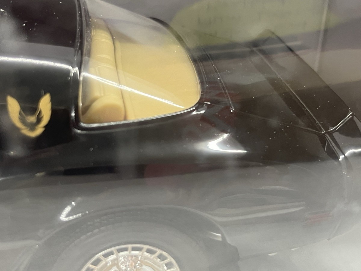 1/18 Yat Ming Road Signature 1979 Pontiac Firebird Trans Am T/A