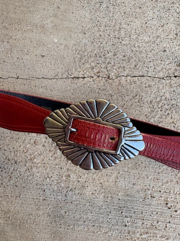 Винтажный красный пояс из натуральной кожи 80-х Liz Claiborne с вышивкой - женский средний - Изображение 2 из 4