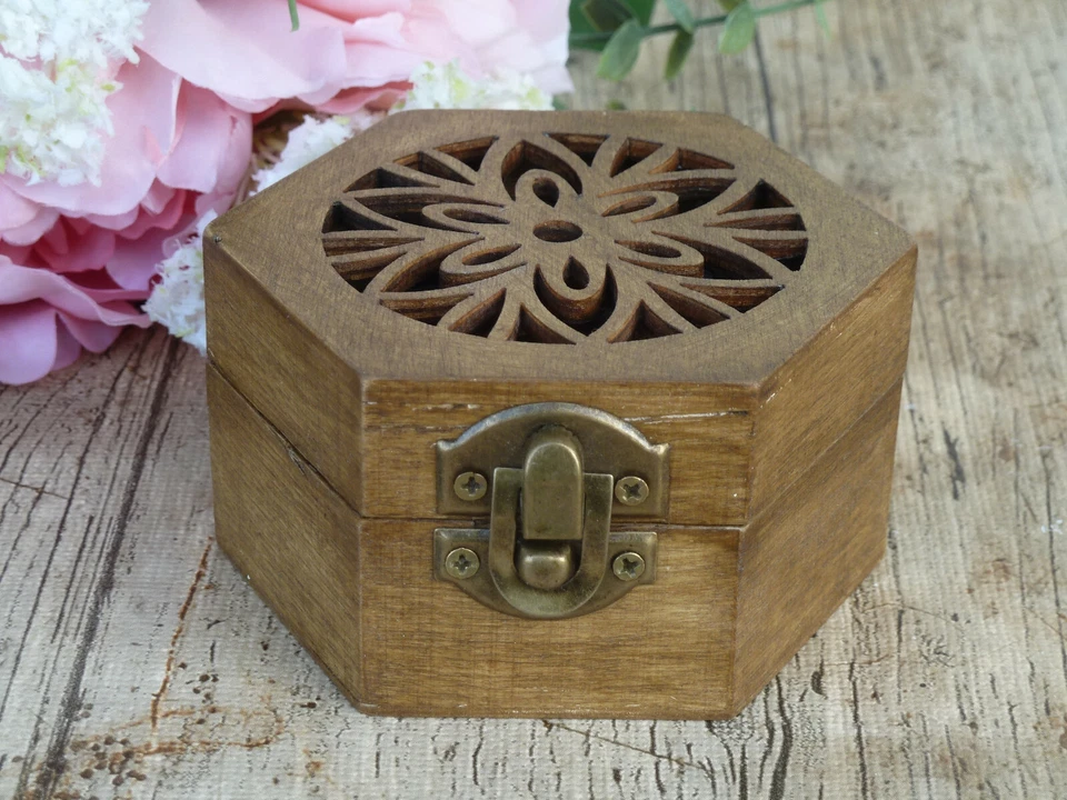 Caja de anillo de boda rústico hexagonal personalizado, portador de anillo de boda. Personalizado. Foto 2 de 3