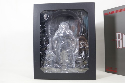 Mezco One:12 Collective Blade - Picture 3 of 4