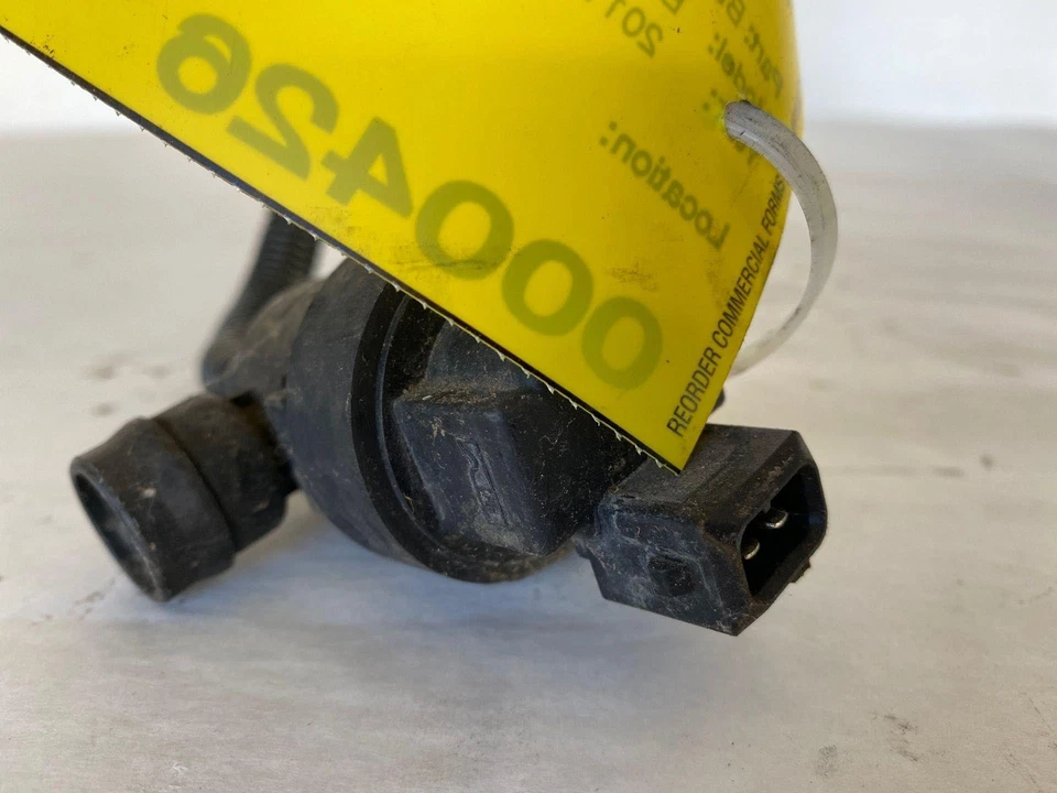 BMW 328I 2011 SULEV sedán 3,0 L control de vacío respirador de combustible válvula de purga con manguera Foto 3 de 4