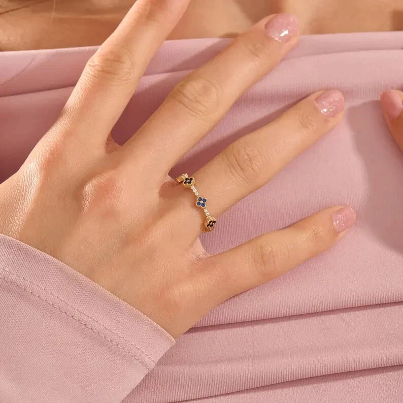 Anillo de boda de zafiro azul simulado de corte redondo de 1 quilate enchapado en oro amarillo de 14 k Foto 4 de 4