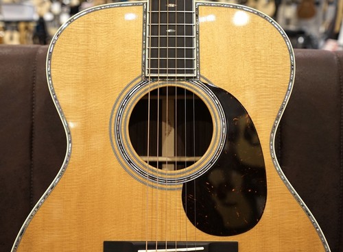 Martin 000-42 Standard 23 used acoustic guitar with silver edge, black fretboard, and ornate cutout body design.