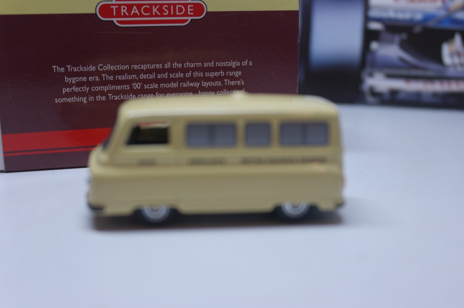 CORGI TRACKSIDE - AUSTIN J2 AMBULANCE SWINDON - 1/76 SCALE / 00 GAUGE DG202000 thumbnail 5