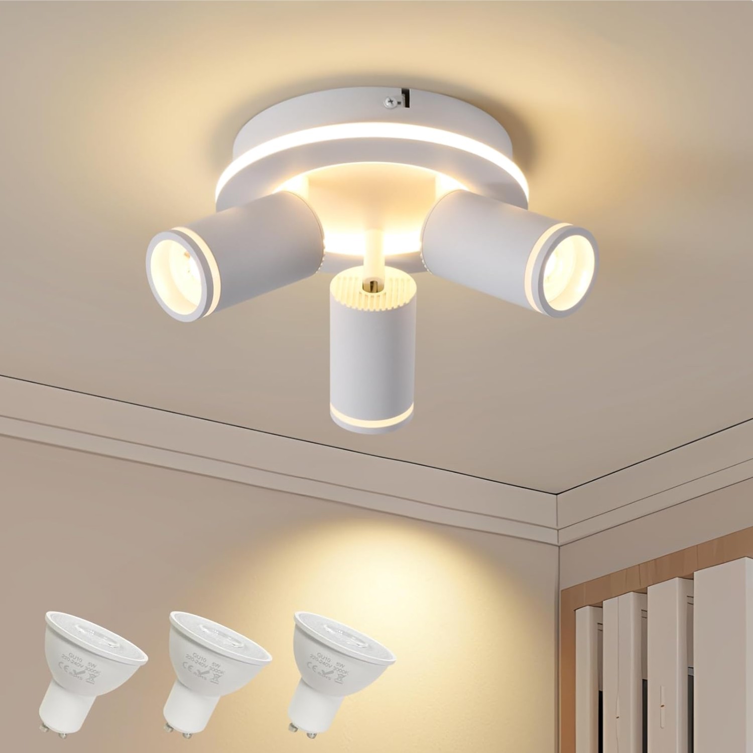 Plafonnier orientable 3 spots pour créer une ambiance blanc chaud dans votre salon