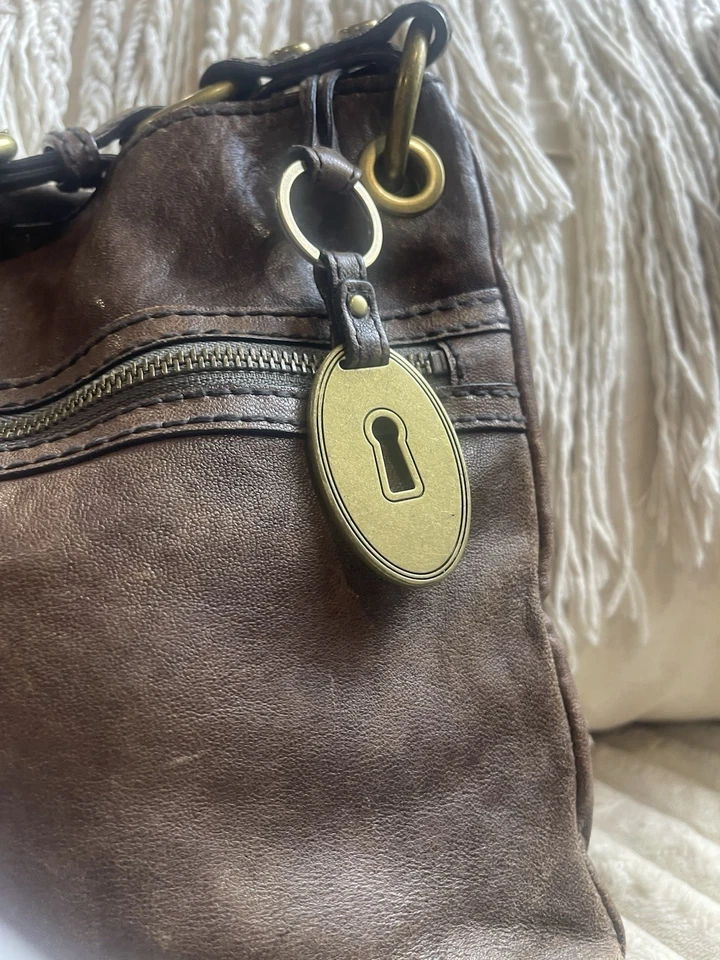 Bolso de hombro de cuero marrón fósil con dije de llave Hobo Satchel Foto 3 de 4