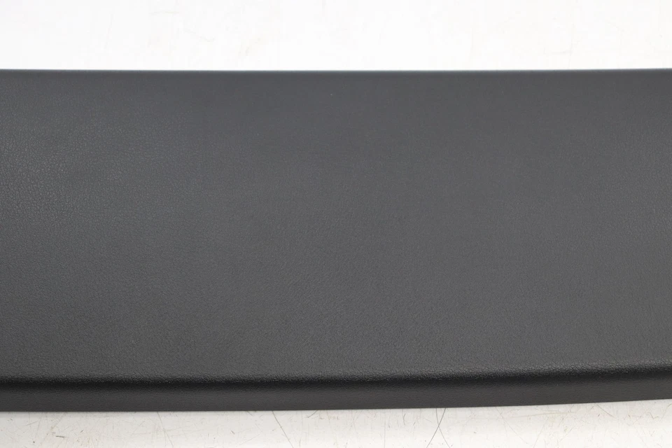 PANEL DE CUBIERTA DE MOLDURA SUPERIOR PUERTA LEVADIZA TRASERA MAZDA CX-90 2024-2025 FABRICANTE DE EQUIPOS ORIGINALES KMV668930 Foto 3 de 4