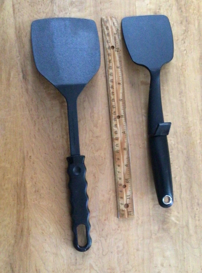 Farberware Espátula Sólida Grande y Pequeña Turner Flipper Negro Nylon Plástico Usado en Excelente Condición Foto 4 de 4
