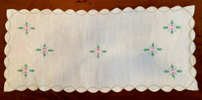Linen dresser scarf embroidered – ecru 14” x 33” scalloped edging