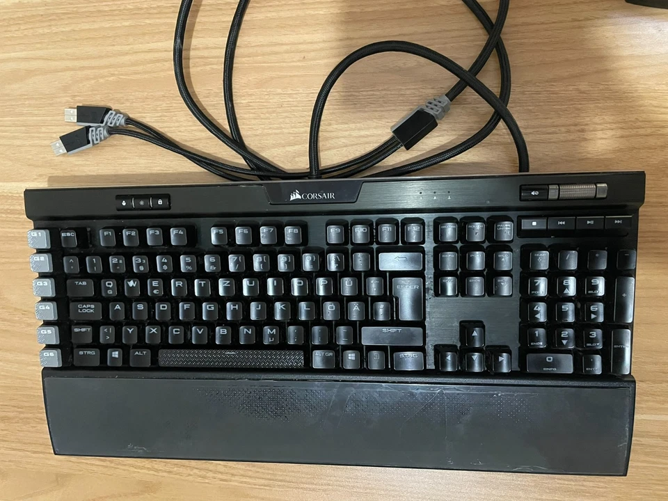 Corsair K95 RGB PLATINUM Mechanical Gaming Keyboard - Image 3 of 4