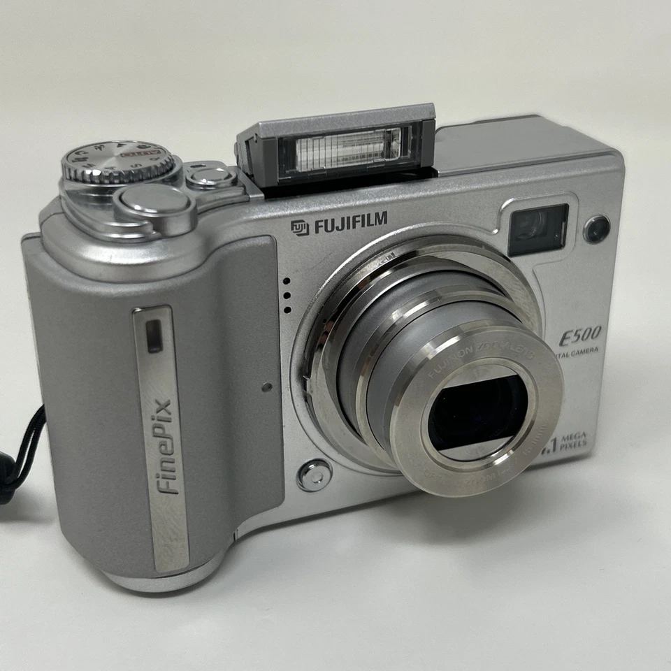 Fujifilm Finepix E Series E500 4.1MP Digital Camera Silver WORKS 16MBSD Case - Image 2 of 4