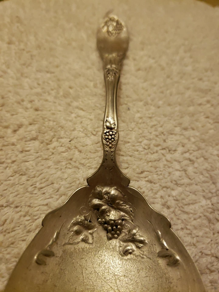 Colher de servir vintage Silverplate La Vigne Berry, 1881 Rogers A1, uvas grandes - Imagem 2 de 4