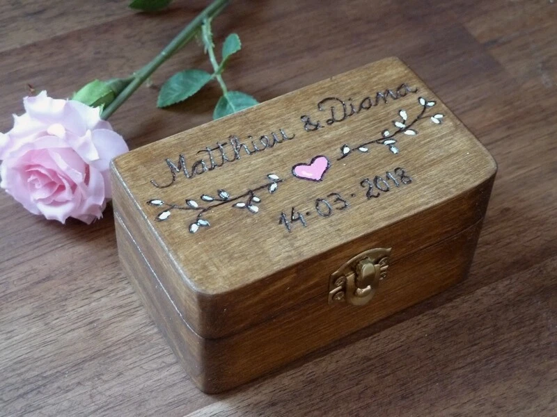 Caja de Alianzas de Boda Boho. Soporte de anillo de madera personalizado. Caja portadora de anillo rústico. Foto 4 de 4