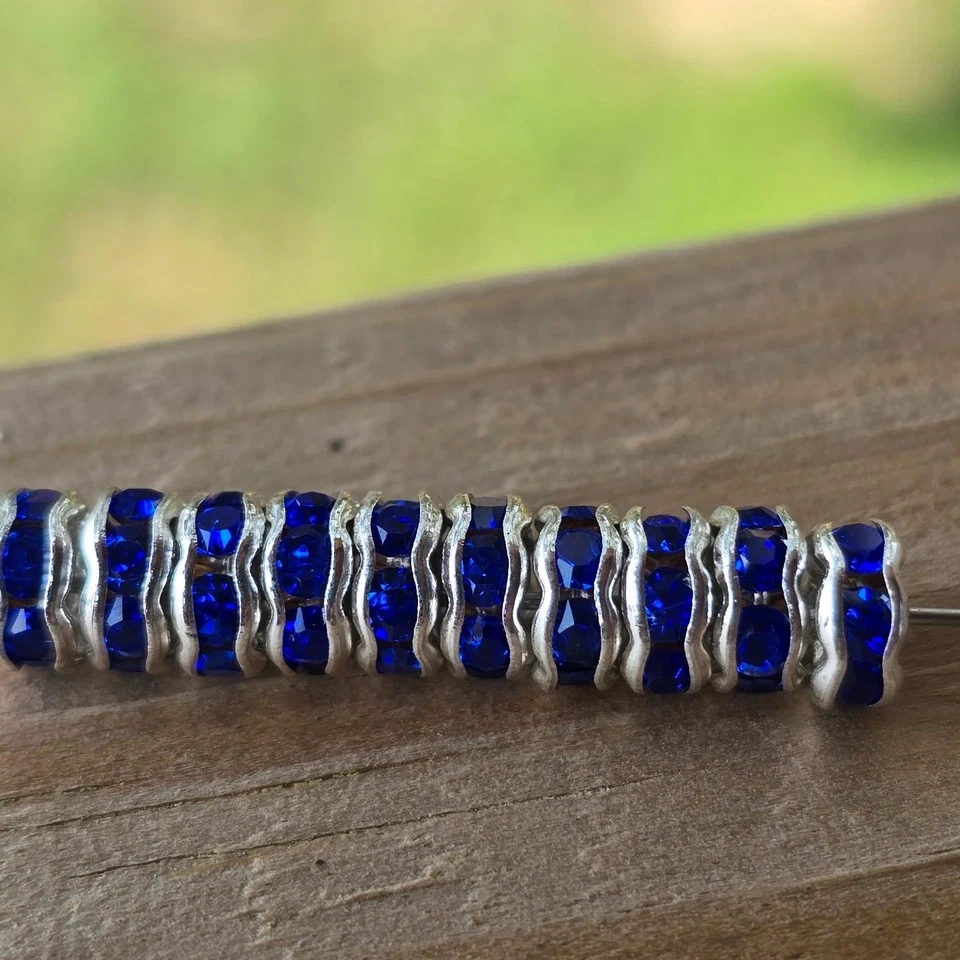 Cuentas rondelle festoneadas de metal plateado con estrás azul brillante Swarovski vintage Foto 2 de 4