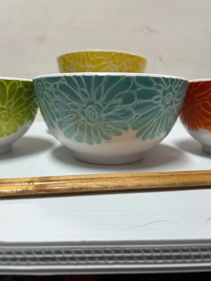 Набор из 4 меламиновых чаш с цветочным тиснением Laurie Gates 6 дюймов и 4 тарелки 8-3/4 дюйма для пикника - Изображение 4 из 4