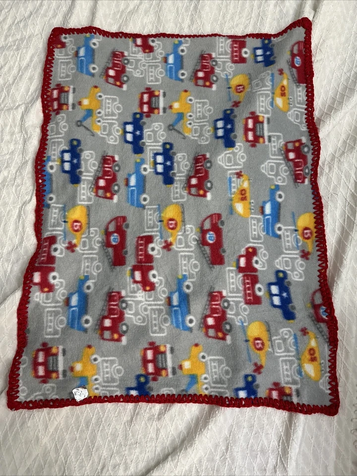 Manta de bebé de vellón con borde de ganchillo hecha a mano Cars Foto 2 de 2