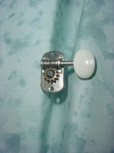 VINTAGE MIJ GUITAR PARTS /WHITE BUTTON / OVAL /TUNING MACHINE TUNER KEY / JAPAN