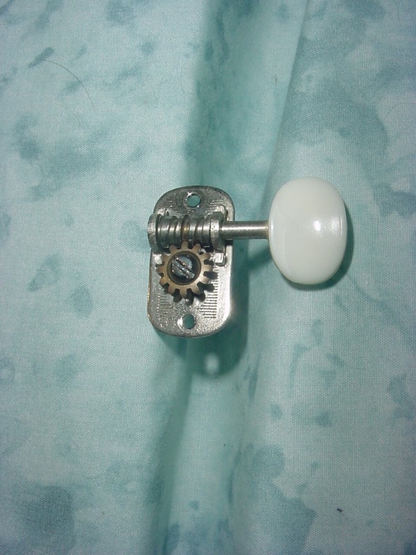 VINTAGE MIJ GUITAR PARTS /WHITE BUTTON / OVAL /TUNING MACHINE TUNER KEY / JAPAN