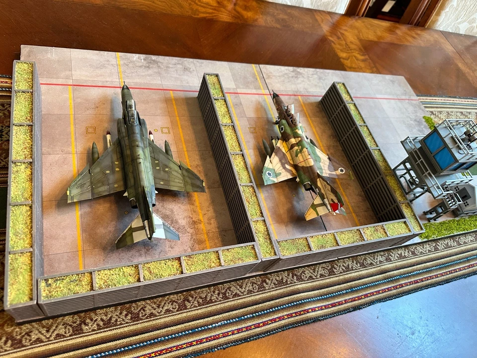 BaseKraft 1/72 Pantalla Diorama Base Terrestre con dos ranuras para aviones y edificios Foto 3 de 4