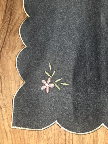 Set Of 2 Black Scalloped Edge Table Napkins With Flowers - Picture 3 of 3