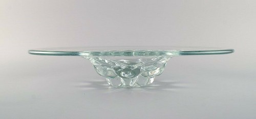 Scandinavian glass artist. Large bowl in mouth blown art glass. 1960s / 70's.