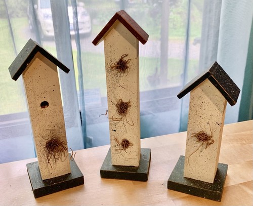 3 NICE SKINNY BIRDHOUSES WITH DIFFERENT COLORED ROOFS! RUSTIC PRIMITIVE! SHELF - Foto 1 di 3