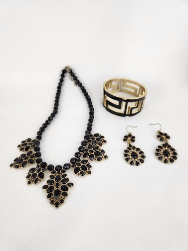 Conjunto de aretes brazalete broche collar con cuentas florales negras tono dorado - Imagen 9 de 15