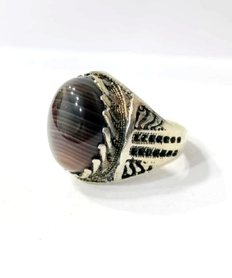 Ein Sterling Silber Ring mit gestreiftem & farbigem Sulaimani Achat, der durchscheinend ist