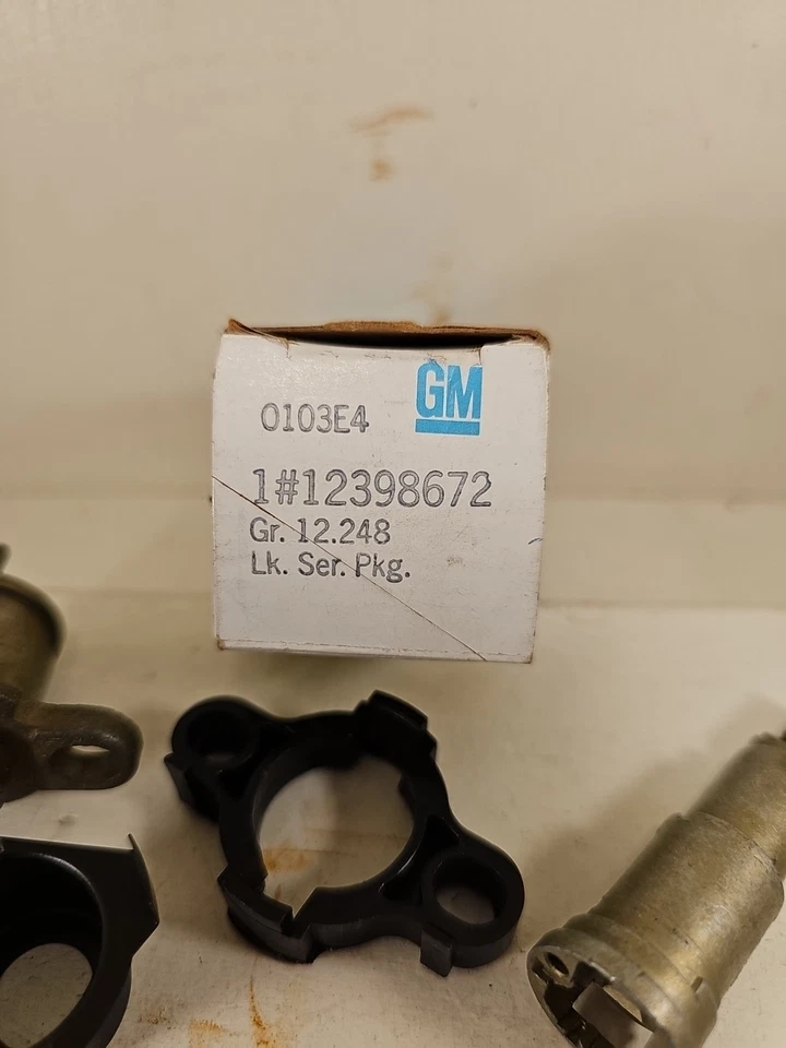Nuevo de Lote Antiguo GM OEM 12398672 1987-1991 Pontiac Firebird Kit de Cilindro L/Bloqueo de Puerta Sin Codificar Foto 2 de 4