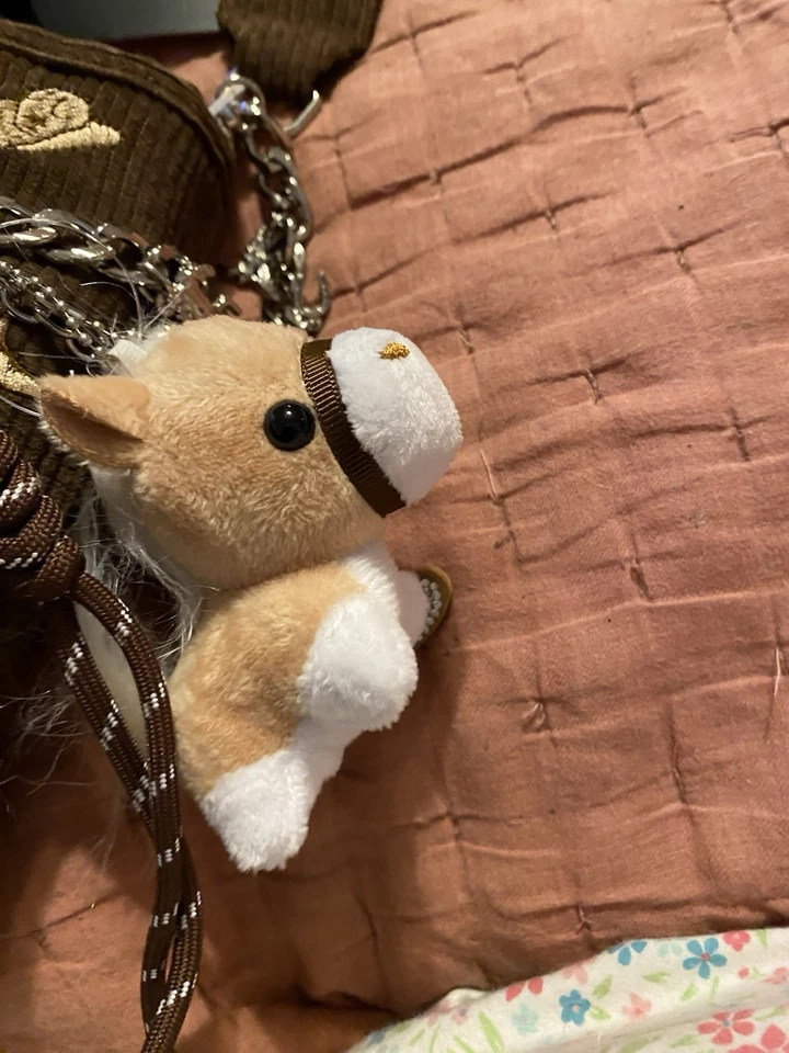 Cartera de pana marrón Madde Girl con dijes Foto 4 de 4