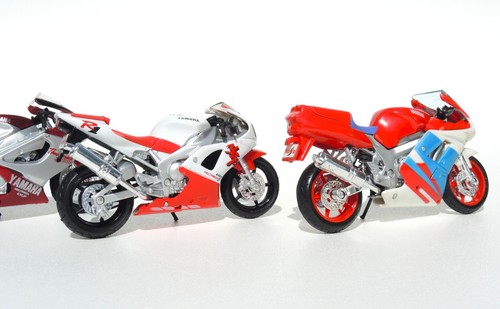 set of 4 Beautiful Maisto diecast scale model racing motorcycles 1/18 - Picture 12 of 16