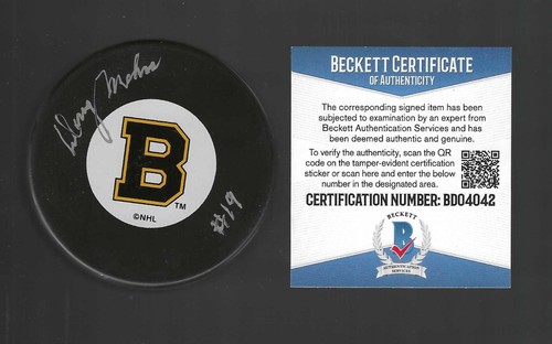 Doug Mohns Signed Boston Bruins Vintage Logo Puck Beckett COA - Picture 1 of 1