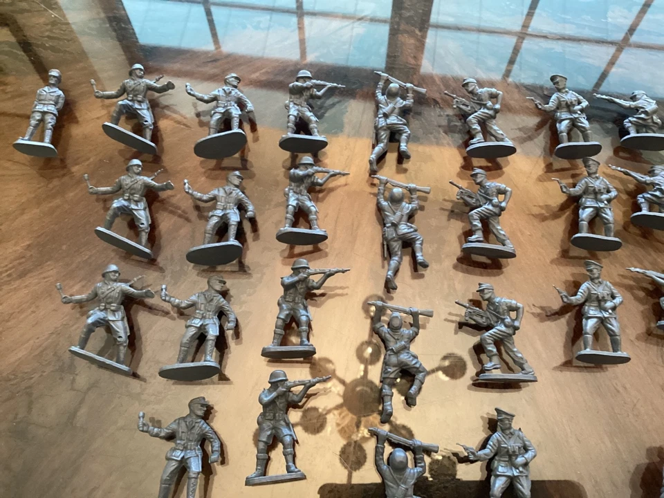Infantería alemana refundida, 45 figuras en total - gris oscuro Foto 2 de 4