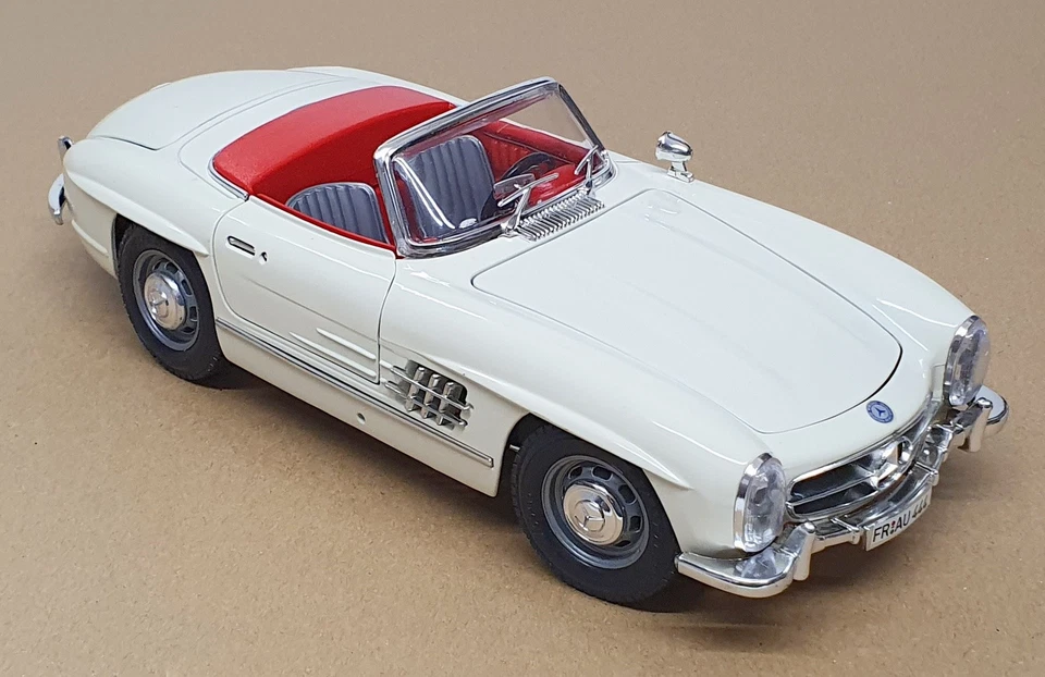 Burago 1/18 Scale 3023 - 1957 Mercedes Benz 300SL Roadster - Ivory - Image 4 of 4