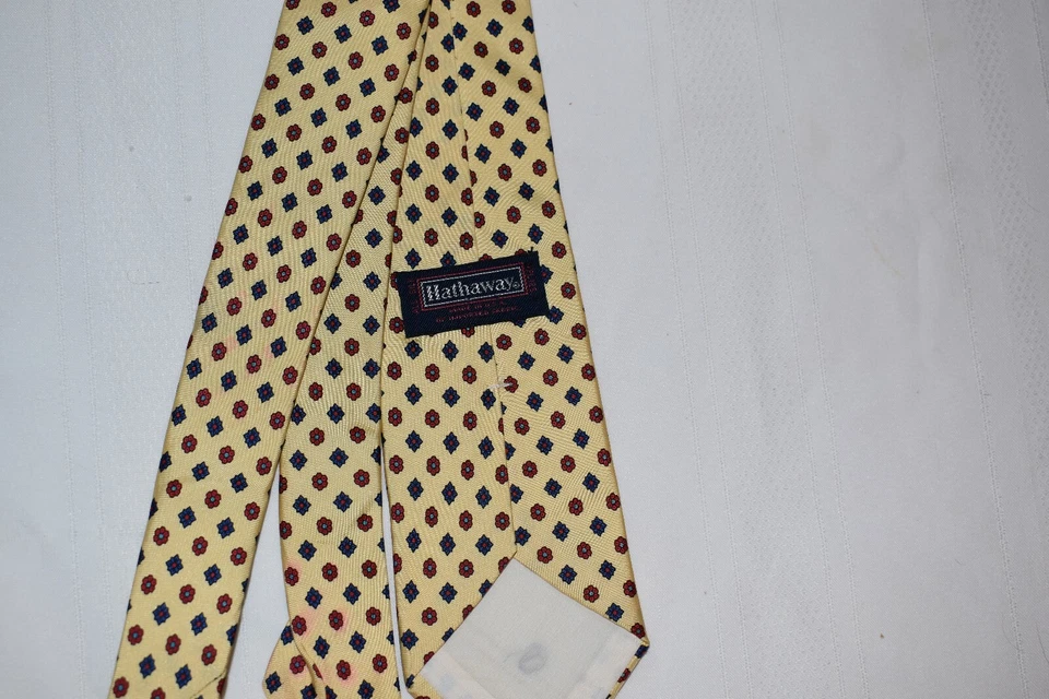 Corbata amarilla Hathaway 100 % seda 56 pulgadas con estampado de flores Foto 2 de 3