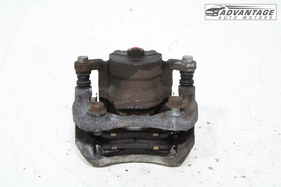 Pinza de freno ABS lado del pasajero delantero derecho Nissan Versa 2020-2025 tracción delantera OEM Foto 3 de 4