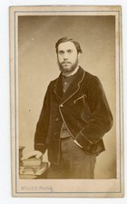 CDV PHOTO, un homme barbe main sur livre dans la poche par Millet à Montluçon
