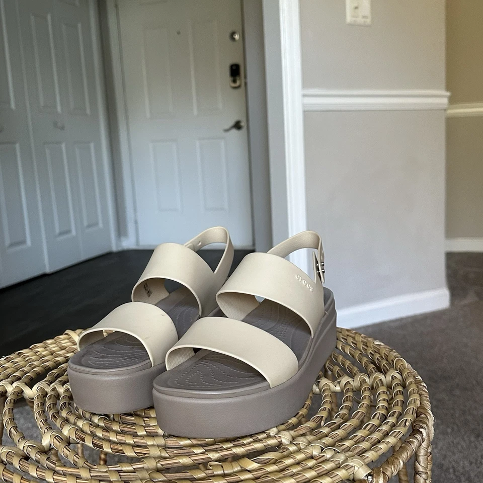 Sandalias Crocs Brooklyn para mujer con plataforma de cuña baja con tira trasera color tostado/topo talla 8 Foto 3 de 4