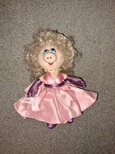 🌟 Vintage Miss Piggy Muppets Stofftier – 90er – mit Sonnenhut & Perlenkette –