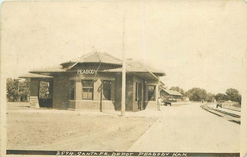 1909 Peabody Kansas Santa Fe Railroad Depot Bowers RPPC Photo Postcard - 第 1/2 張圖片