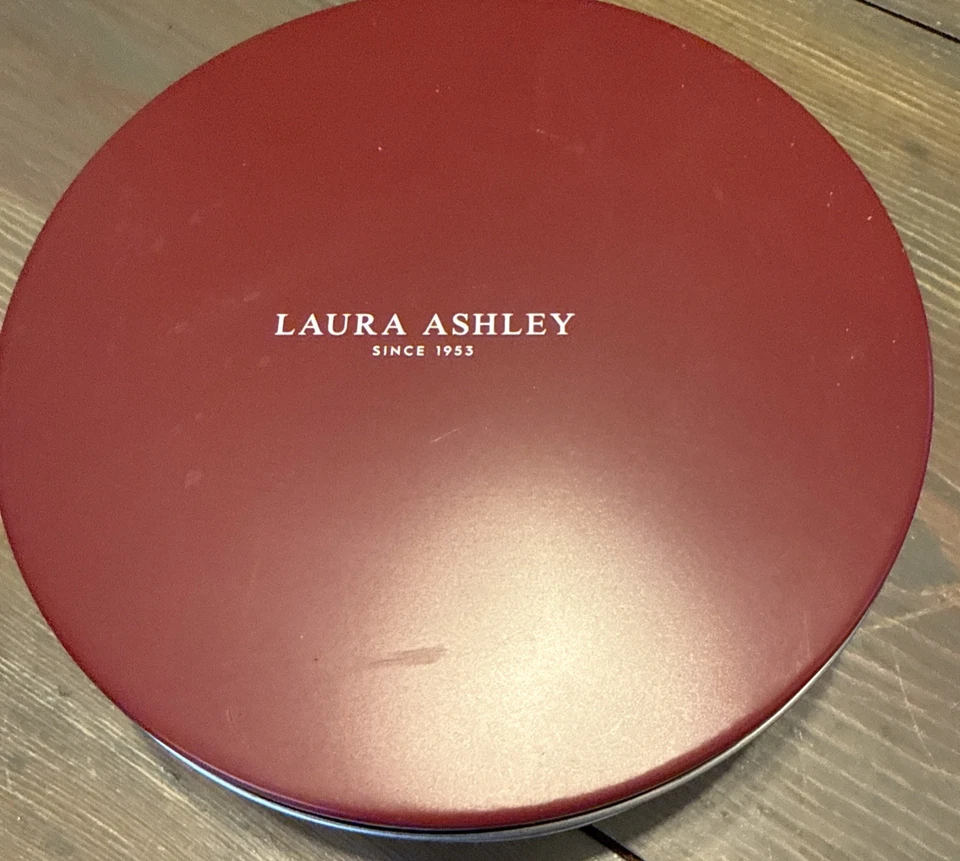 Lata Laura Ashley - Flores con tapa color vino - Limpio Foto 2 de 4