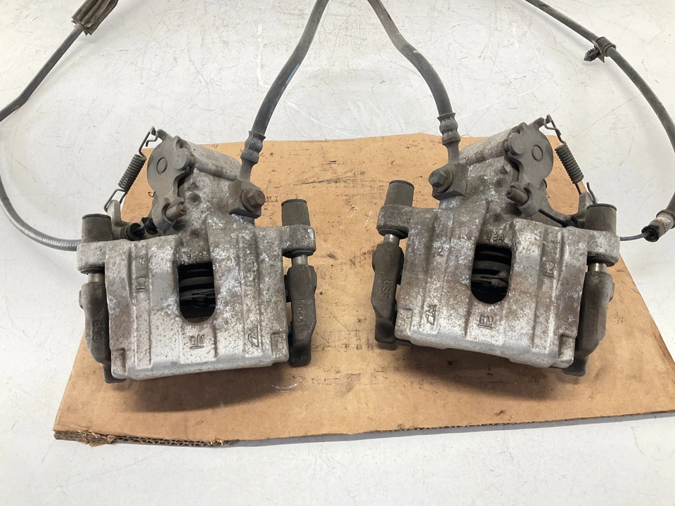 Par de pinzas de freno de rueda trasera izquierda y derecha Pontiac Solstice 06-10 OEM Foto 3 de 4