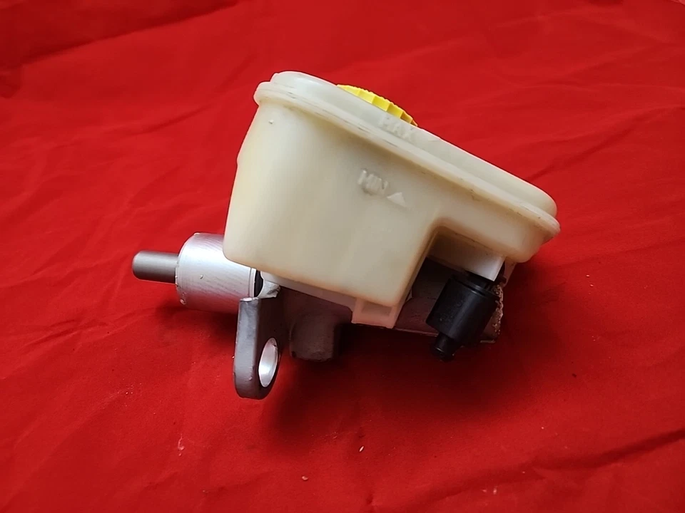 2004-2010 AUDI A8 QUATTRO - Brake Master Cylinder Reservoir / TANK 4E0611301A E6 Foto 2 de 4