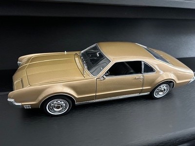 road signature 1966 oldsmobile toronado 1-18 No. 92718 - Gold - Ohne Karton